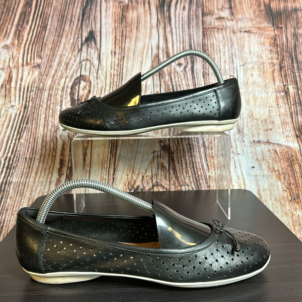 Clarks Perforated Bow Tie Flats Womens Sz 9W